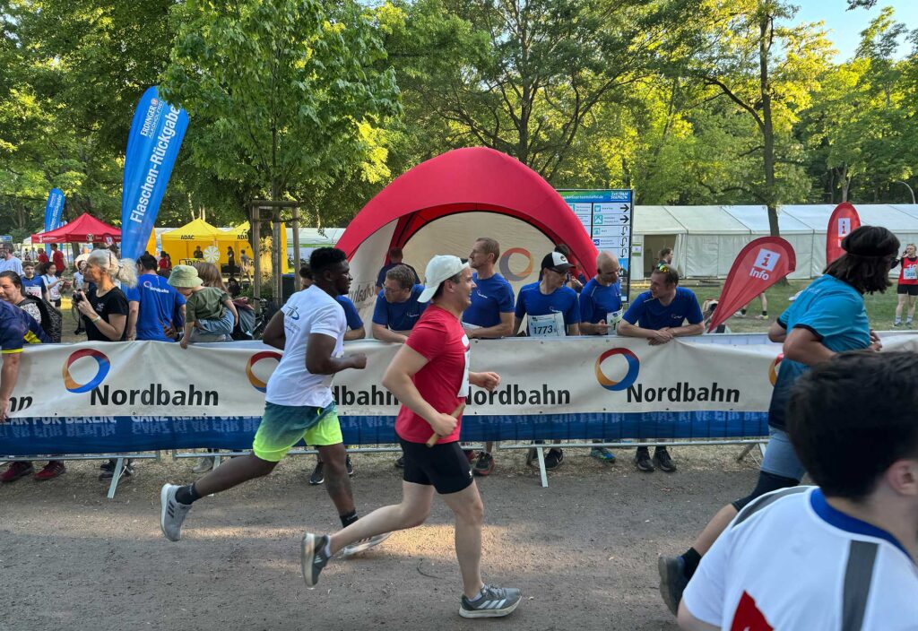 Die Kollegen der Nordbahn feuern bei der Team Staffel im Tiergarten an.