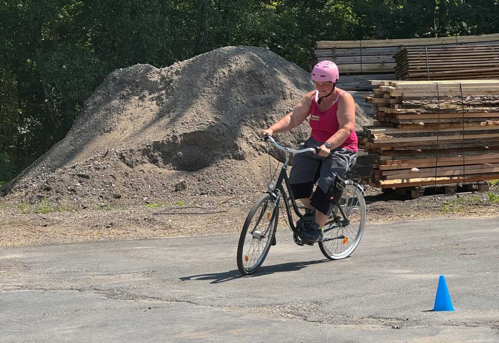 Slalom fahren gehörte zum Fahrradtraining dazu.