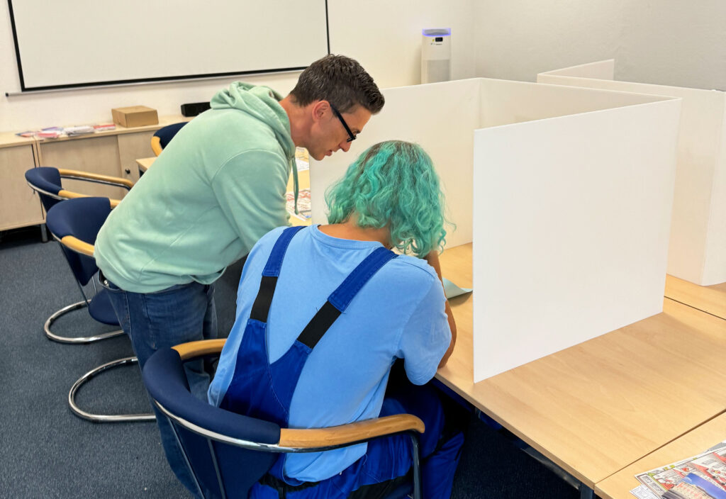 Wahlkabinen wurden aufgebaut und es wurde für die Landtagswahl in Brandenburg geübt.